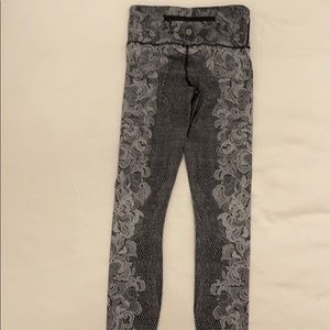 Black and white Lululemon leggings